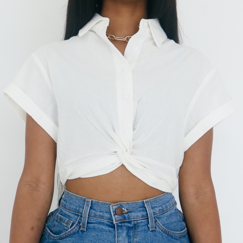 WHITE TWIST FRONT CROP TOP